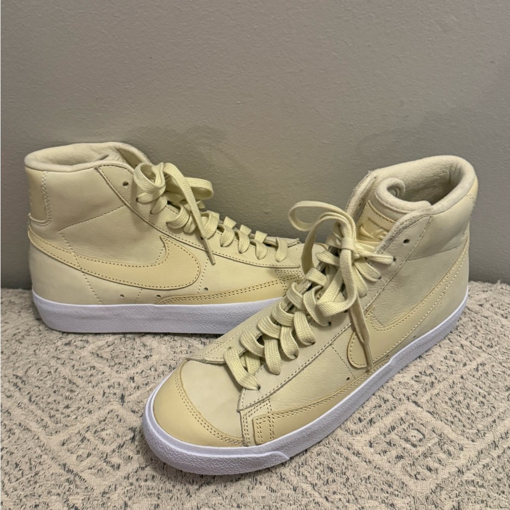 Never Worn Nike Women's Sneakers in Light Yellow and White